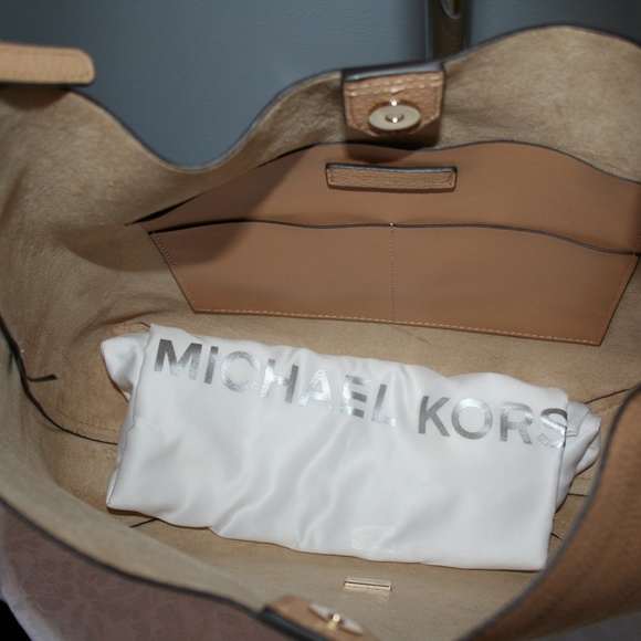 MICHAEL KORS JUNIE MEDIUM HOBO BUTTERNUT LEATHER - Picture 5 of 6